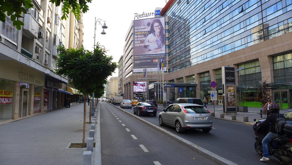Victoriei 1 *